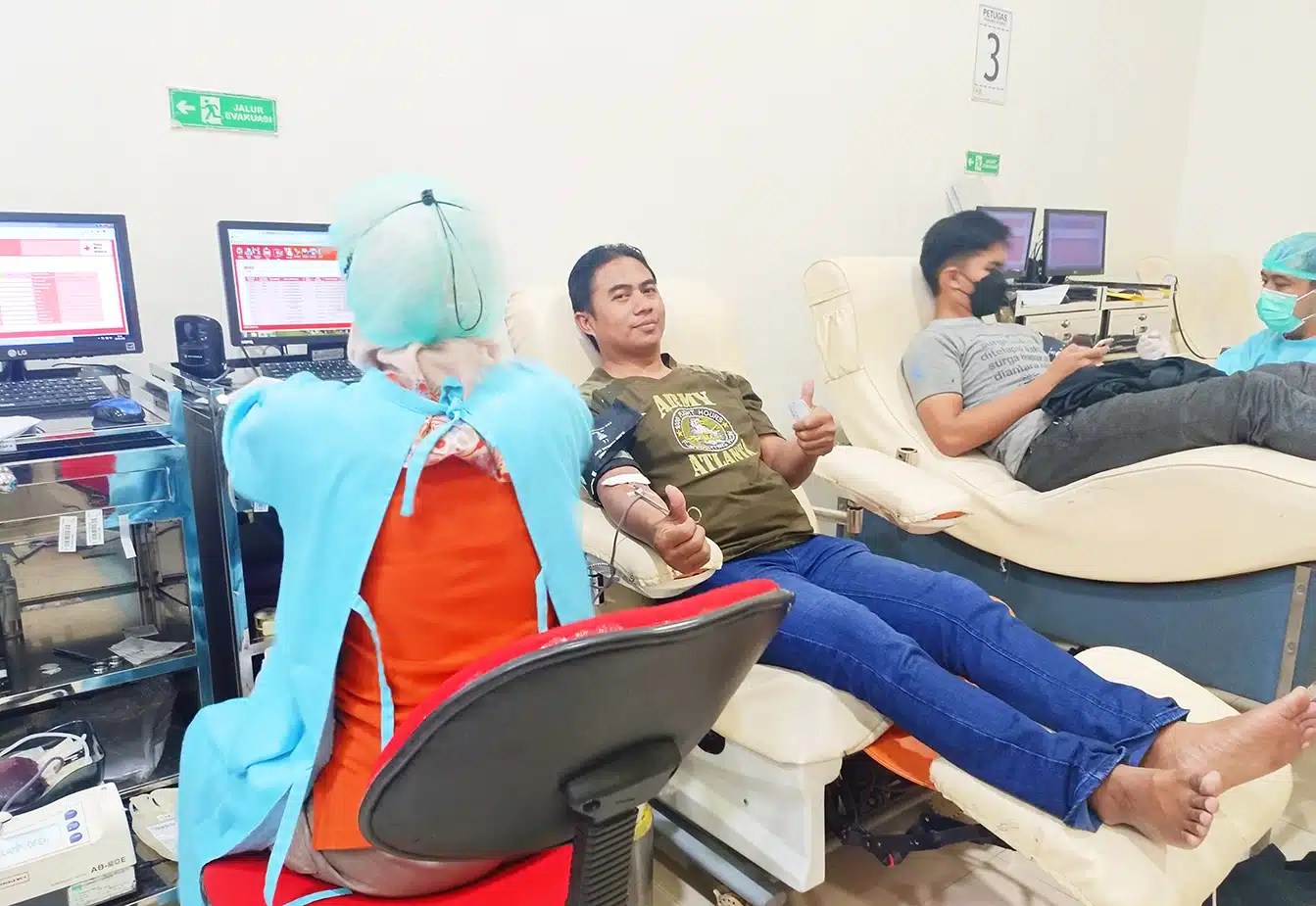 Relawan-PMI-PMR-KSR-balige-donor-darah-warga-bantuan-bencana-Indonesian-red-cross-bulan-sabit-Palang-Merah